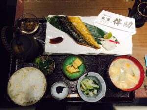 で、出てきたさば定食が「で、で