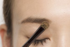 4.毛のある眉頭は明るいブラウ