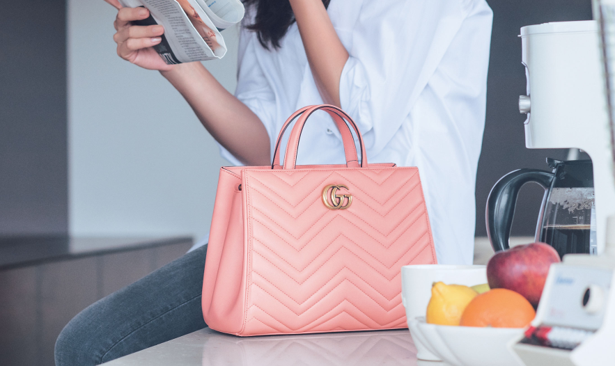 シンプルコーディネートに合わせる主役バッグ グッチの新作「GG