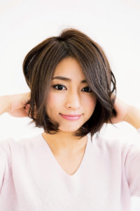 毛先をもみこむようにスタイリン