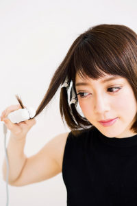 毛先から約5cmのところを挟み