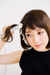 根元を挟み、外側に90度回転さ