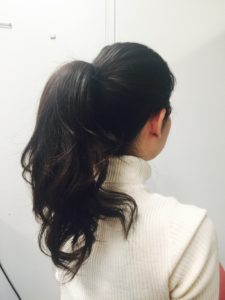 1.髪を巻いたあと、高めの位置