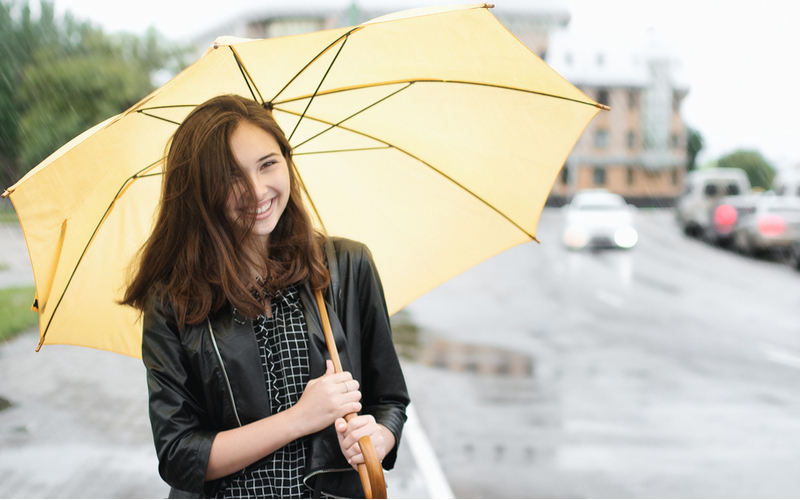 「会社を出たところで、強めの雨