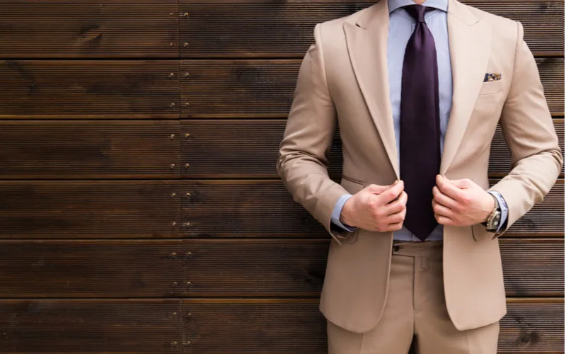 スーツ姿の旦那さんの写真