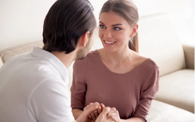 夫婦が見つめあって手を握っている。会話が弾んでいる様子の写真