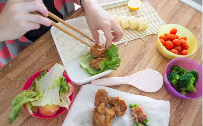 奥さんが旦那さんに愛妻弁当を作っている様子の写真