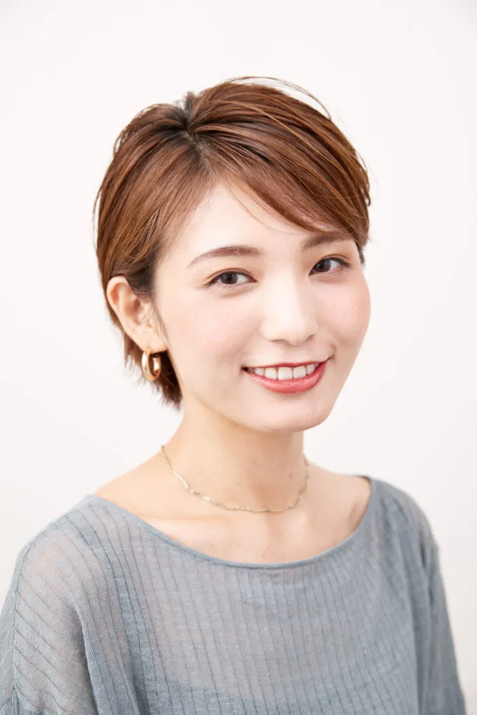 ショートヘアから伸ばしかけの女性が、スタイリング剤をオイルやジェルに変えてヘアアレンジをしている