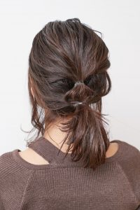 毛束をゴムで結んでしまい、上か