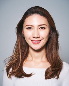 目頭と跳ね上げたアイラインがポ