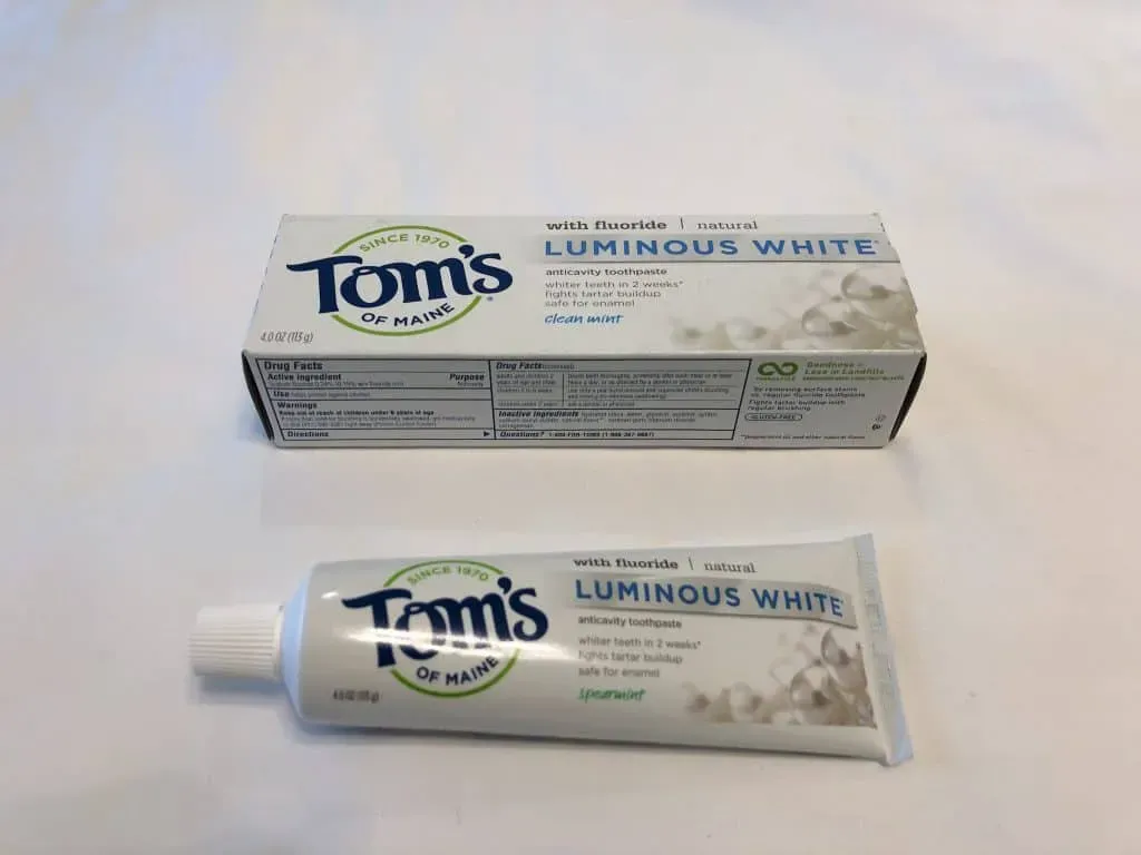 海外のホワイトニング歯磨き粉【Tom's of Maine(トムズ・オブ・メイン)】の「Luminous White」の箱とパッケージ