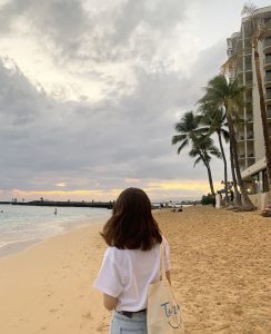 夕陽を見にビーチへ。 雲が多く