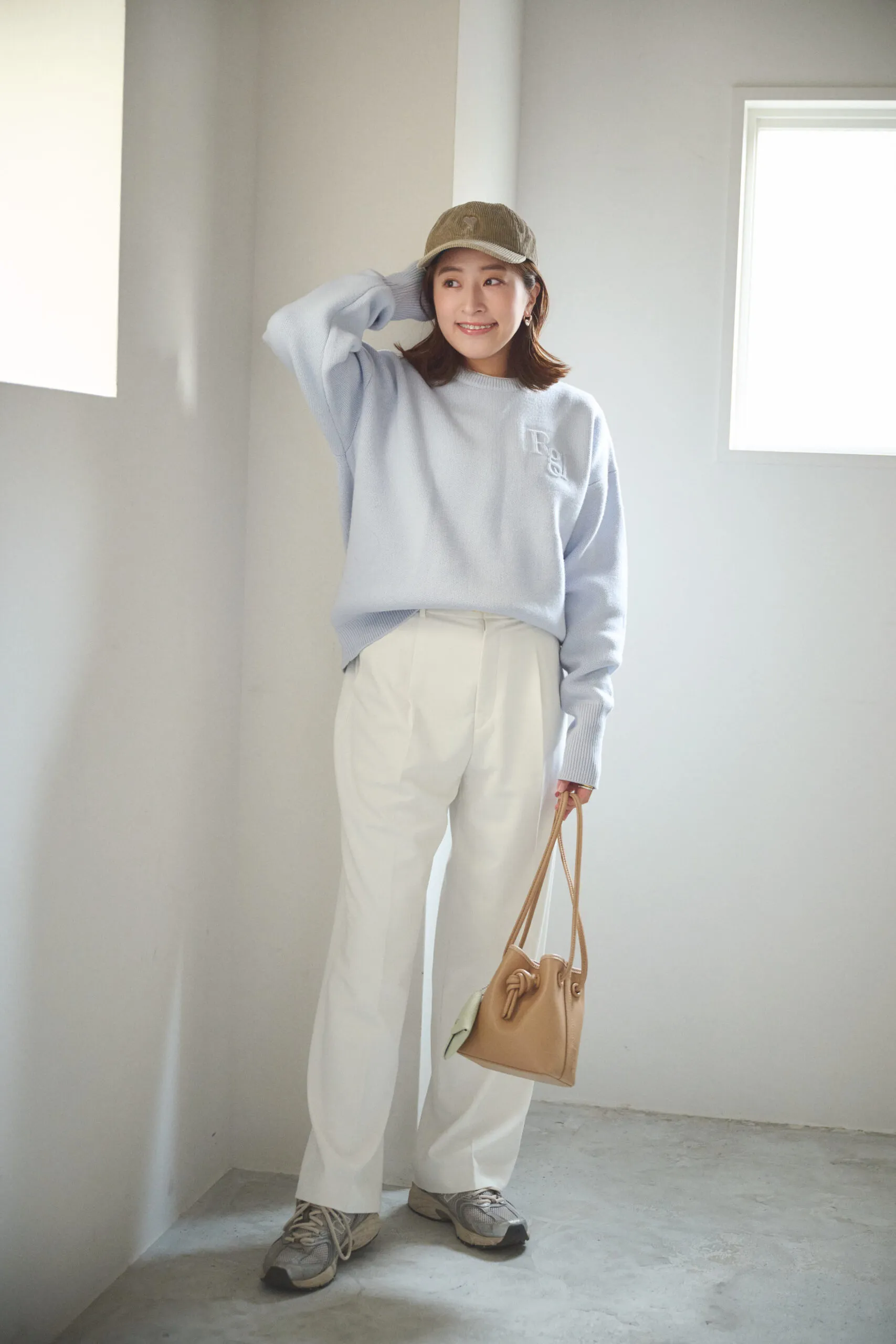 キャップコーデにおすすめのニュアンスカラーキャップ×ブルーニット×白パンツの中村美貴さん