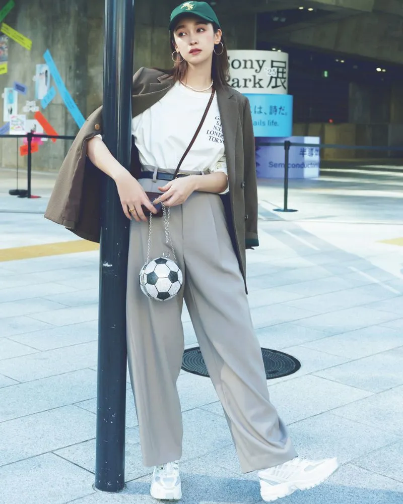 秋冬キャップコーデにおすすめの緑キャップ×ジャケット×スラックスの藤井サチさん
