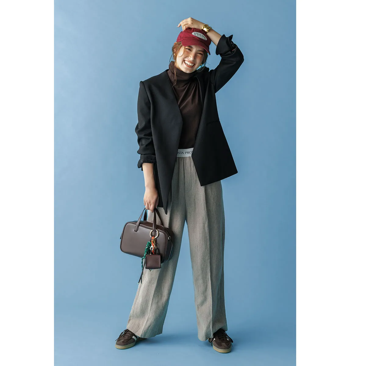 秋冬キャップコーデにおすすめの赤キャップ×ジャケット×スラックスのトラウデン直美さん