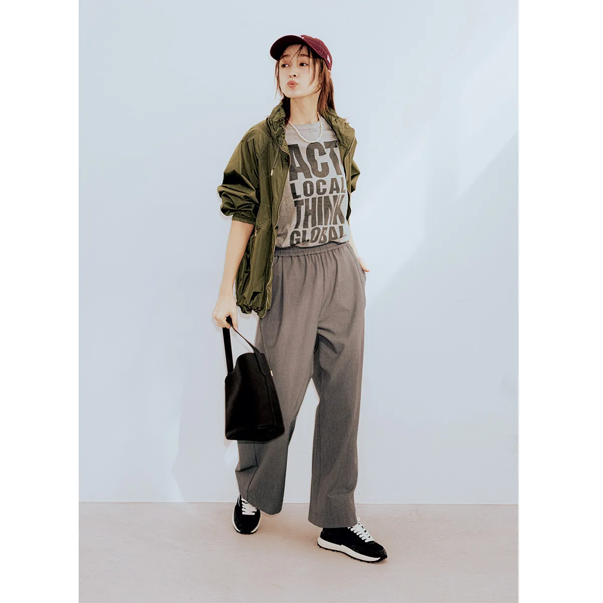 春夏キャップコーデにおすすめのボルドーキャップ×プリントTシャツ×パンツの藤井サチさん
