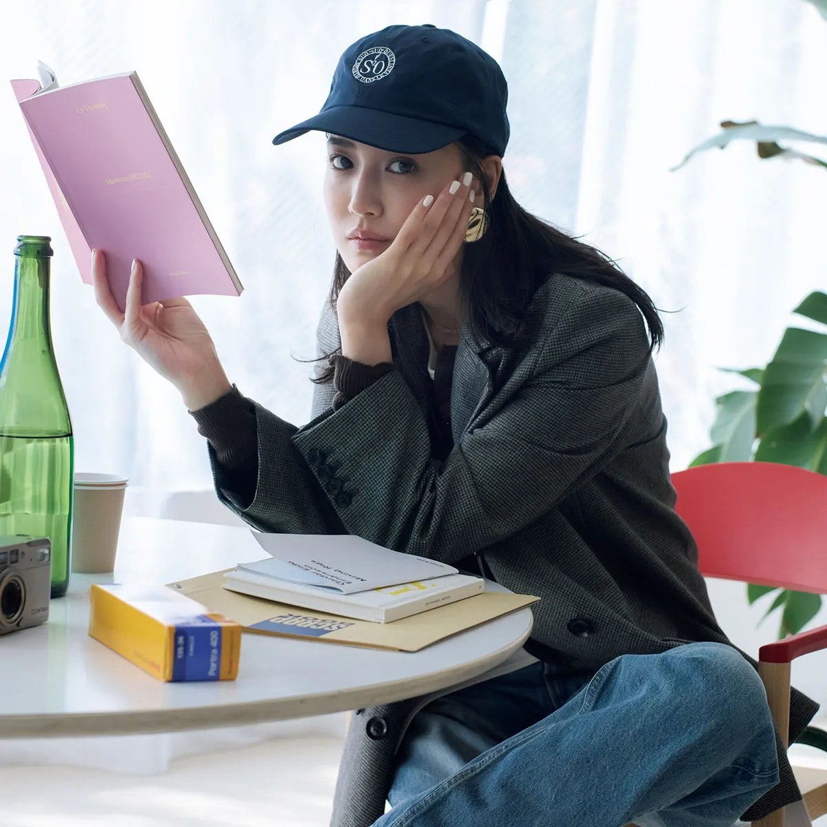 きれいめキャップコーデにおすすめのネイビーキャップ×ジャケット×デニムパンツの藤井夏恋さん
