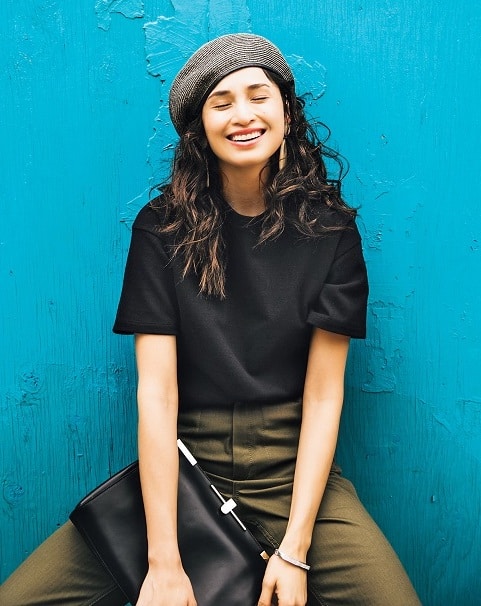 黒tシャツコーデ52選 合わせるアイテム別 大人の女性に似合う着こなし術 年春夏 Classy クラッシィ