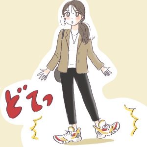 パンツとスニーカーの色を合わせ