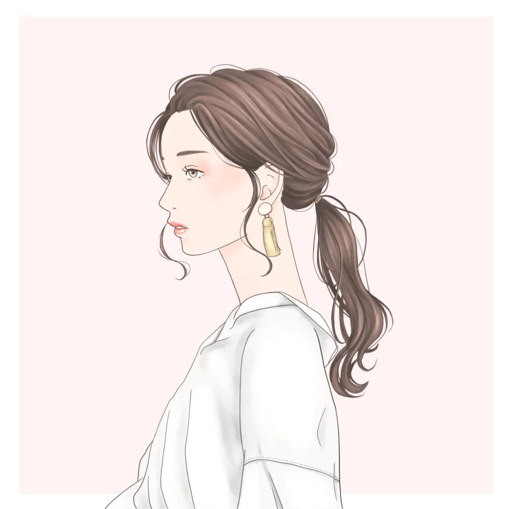 手でざっくり取った毛束感がこなれているポニーテールのイラスト画像。毛先や顔まわりはカールされている