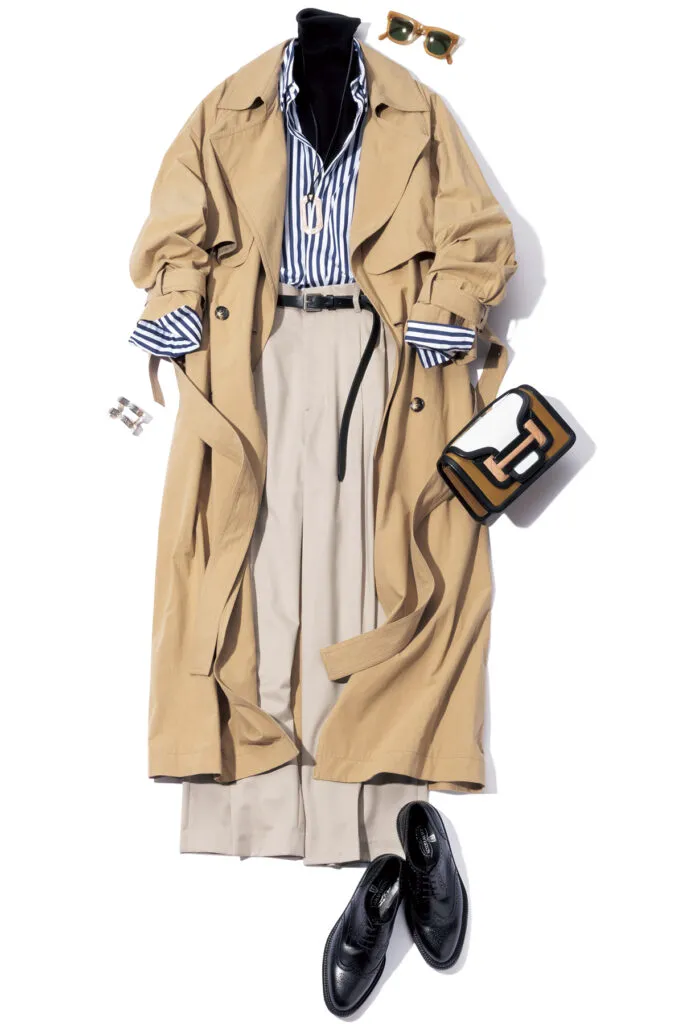 スタイリスト 荒木里実さんによるおすすめのシャツコーデ。ストライプシャツとタートルネックニット、ベージュパンツとトレンチコート。