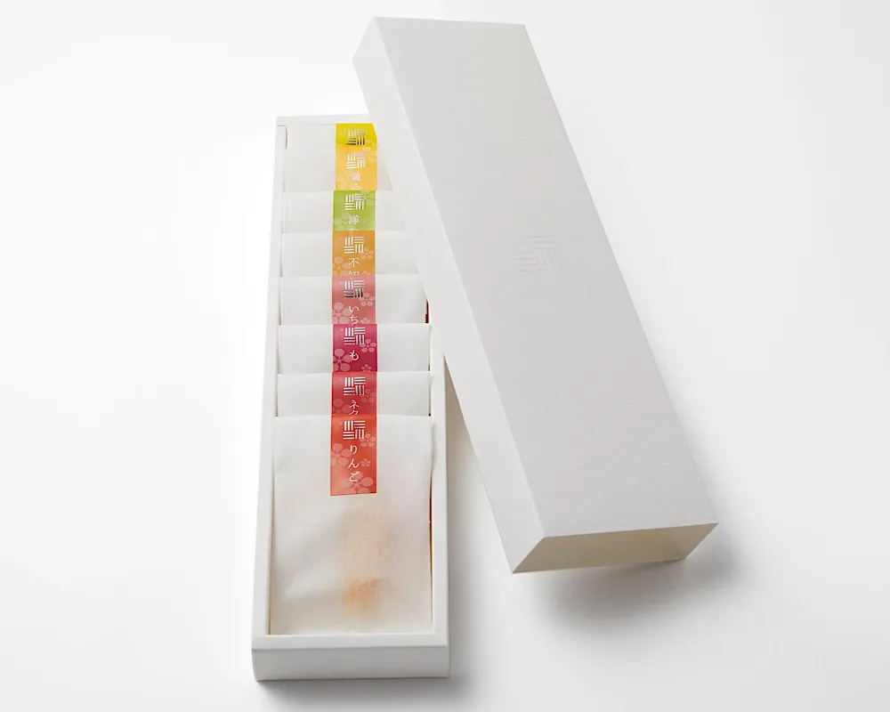 綾farmの「セミドライフルーツ８種プチギフト」のパッケージと中身