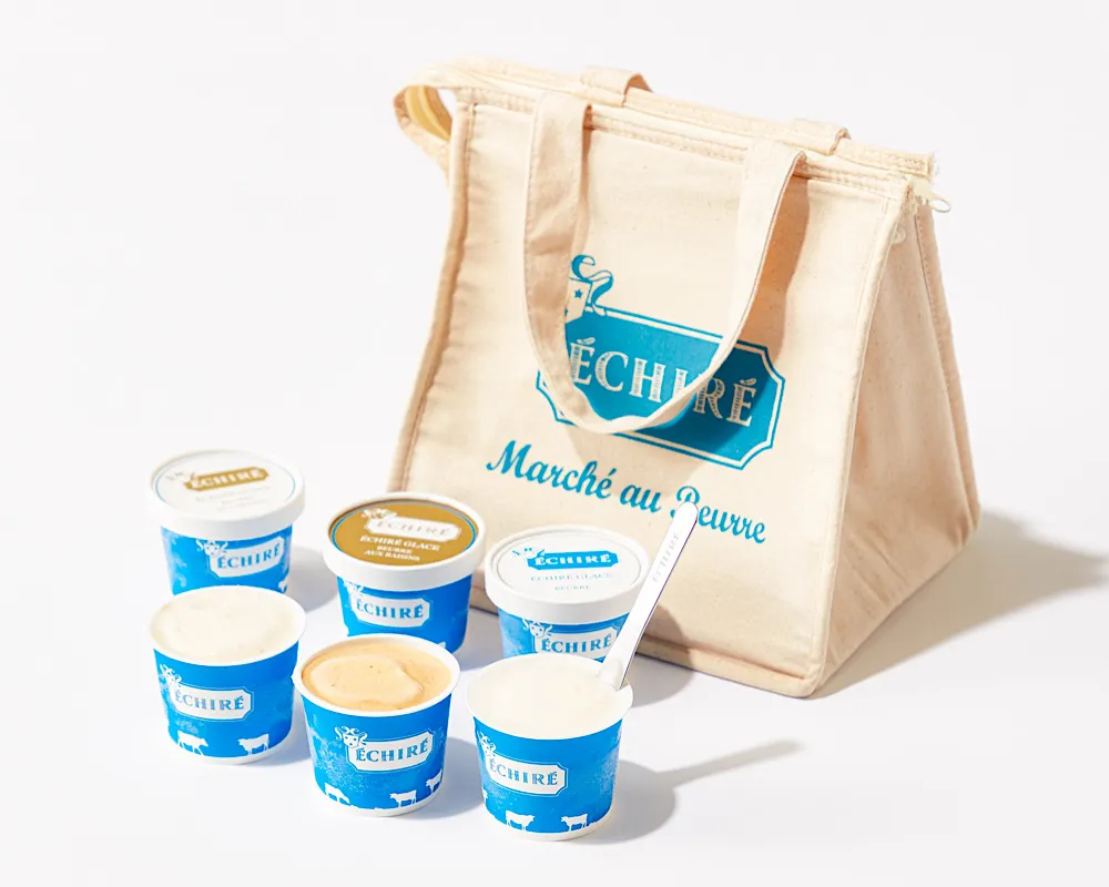 ÉCHIRÉの「グラスギフトセット アイスクリーム6個入り（エシレオリジナル保冷バッグつき）」の保冷バックと中身のアイス