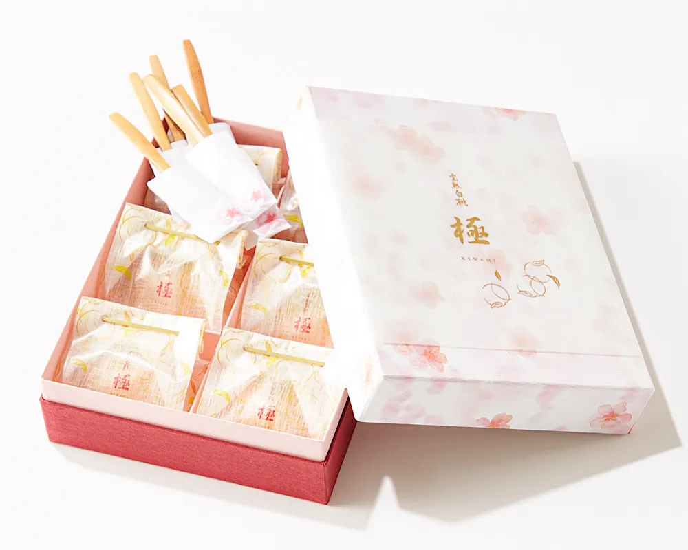 桃花亭の「完熟白桃『極』6個入」のパッケージと中身