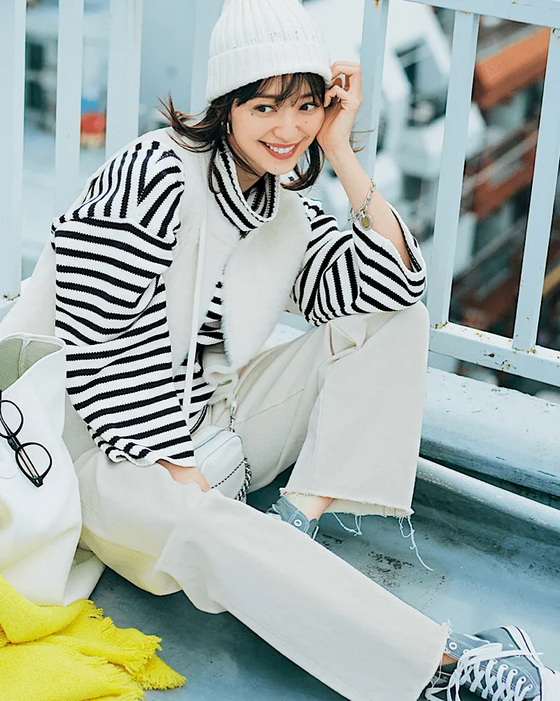 白デニムパンツ×ボーダートップスの大人女子のキレイめカジュアルな秋冬デニムコーデ