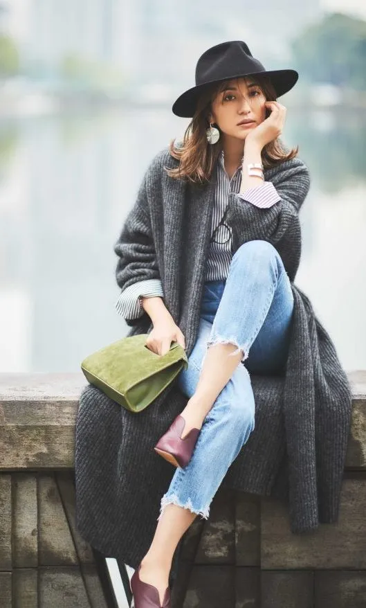 色落ちデニムパンツ×グレーのロングカーディガン×スリムデニム×ハンサムなハットの大人女子のキレイめカジュアルな秋冬デニムコーデ