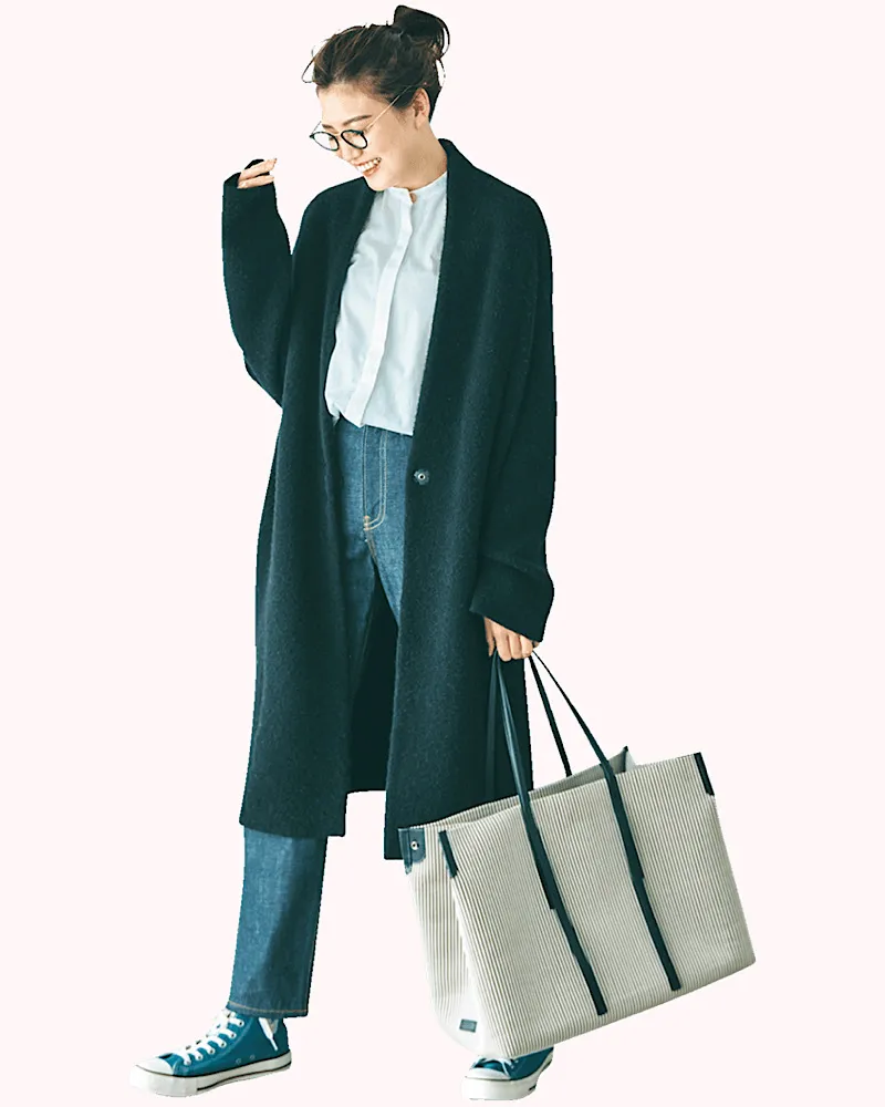 色落ちデニムパンツ×ホワイトのスニーカー×バンドカラーシャツ×ロングカーディガンの大人女子のキレイめカジュアルな秋冬デニムコーデ