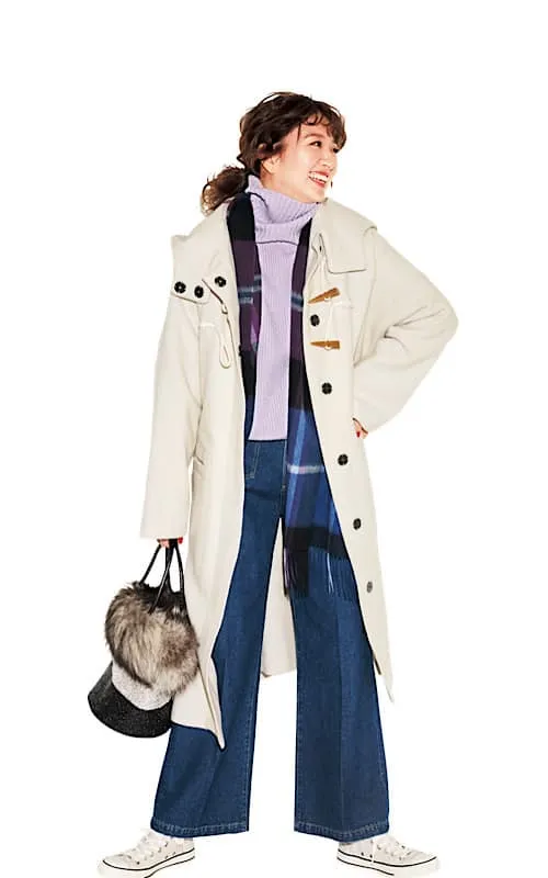 ブルーのワイドデニムパンツ×ラベンダー色のニット×コンバースのスニーカー×ホワイトのコートの大人女子のキレイめカジュアルな秋冬デニムコーデ