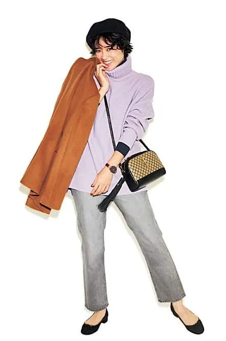 ストレートのグレーデニムパンツ×ブラウンのジャケット×ラベンダー色のニット×ブラックのアクセサリーの大人女子のキレイめカジュアルな秋冬デニムコーデ
