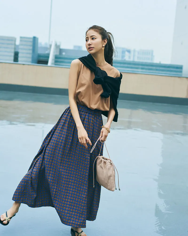 黒サンダル×チェック柄スカート×ノースリーブTシャツの大人カジュアルな雨の日デートコーデ