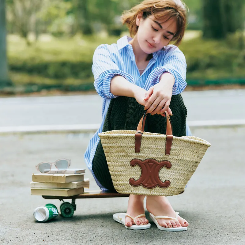 ストライプシャツ×ビーチサンダル×黒パンツの大人カジュアルな雨の日デートコーデ
