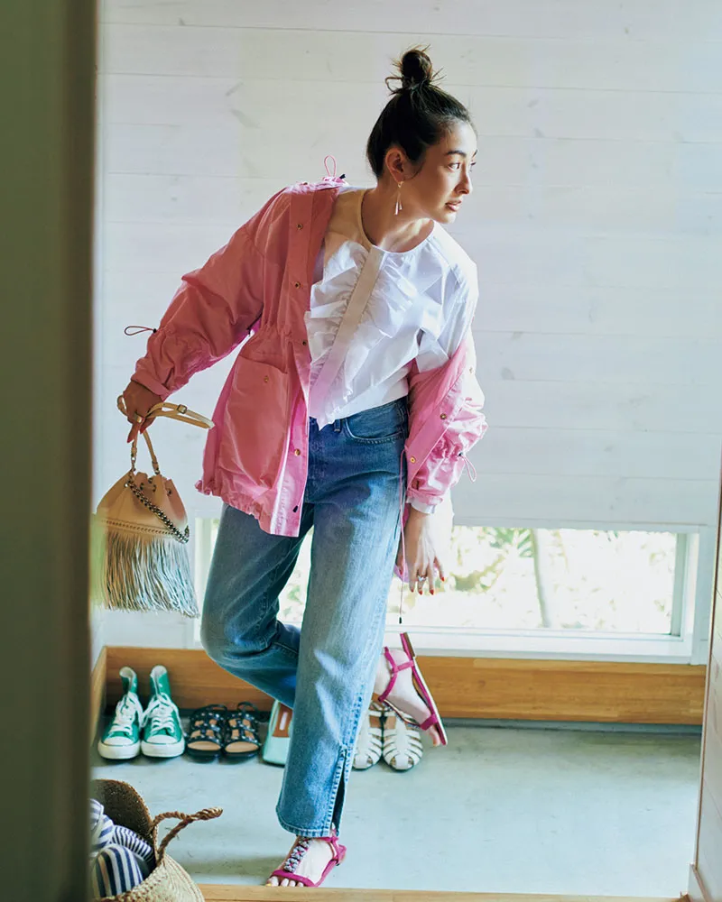 ピンクのマウンパ×デニム×バーサンダルの大人カジュアルな雨の日デートコーデ