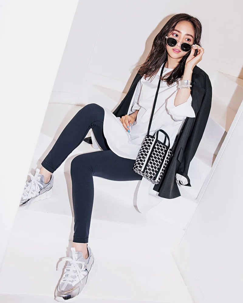 レギンス×スニーカー×ジャケット×白シャツの大人カジュアルな雨の日デートコーデ