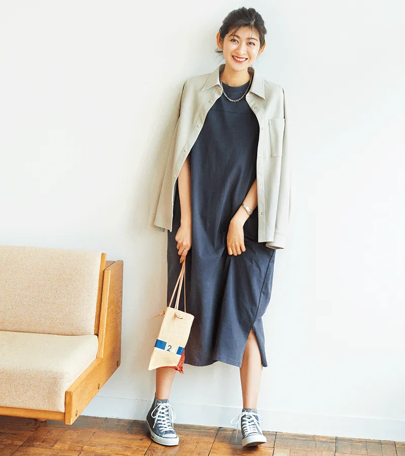 カットソーワンピ×スニーカー×レザーシャツの大人カジュアルな雨の日デートコーデ
