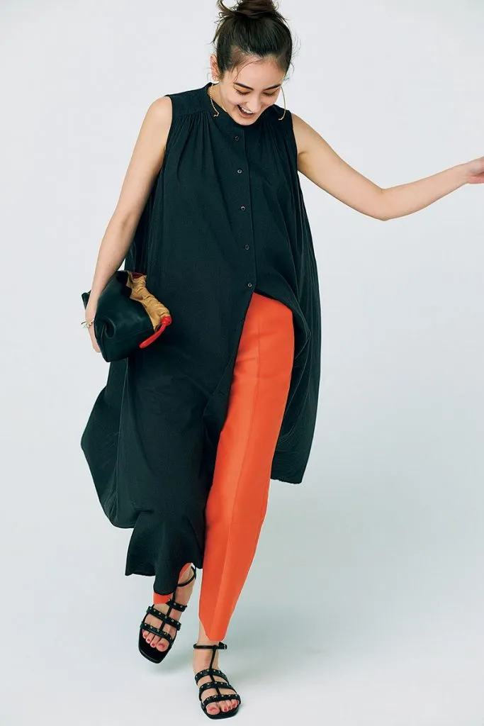 黒のワンピース×オレンジパンツ×ぺたんこサンダルの大人カジュアルな雨の日デートコーデ