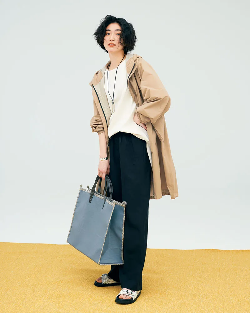 マウンパ×パイソン柄サンダル×ブルーのビッグトートの大人カジュアルな雨の日デートコーデ