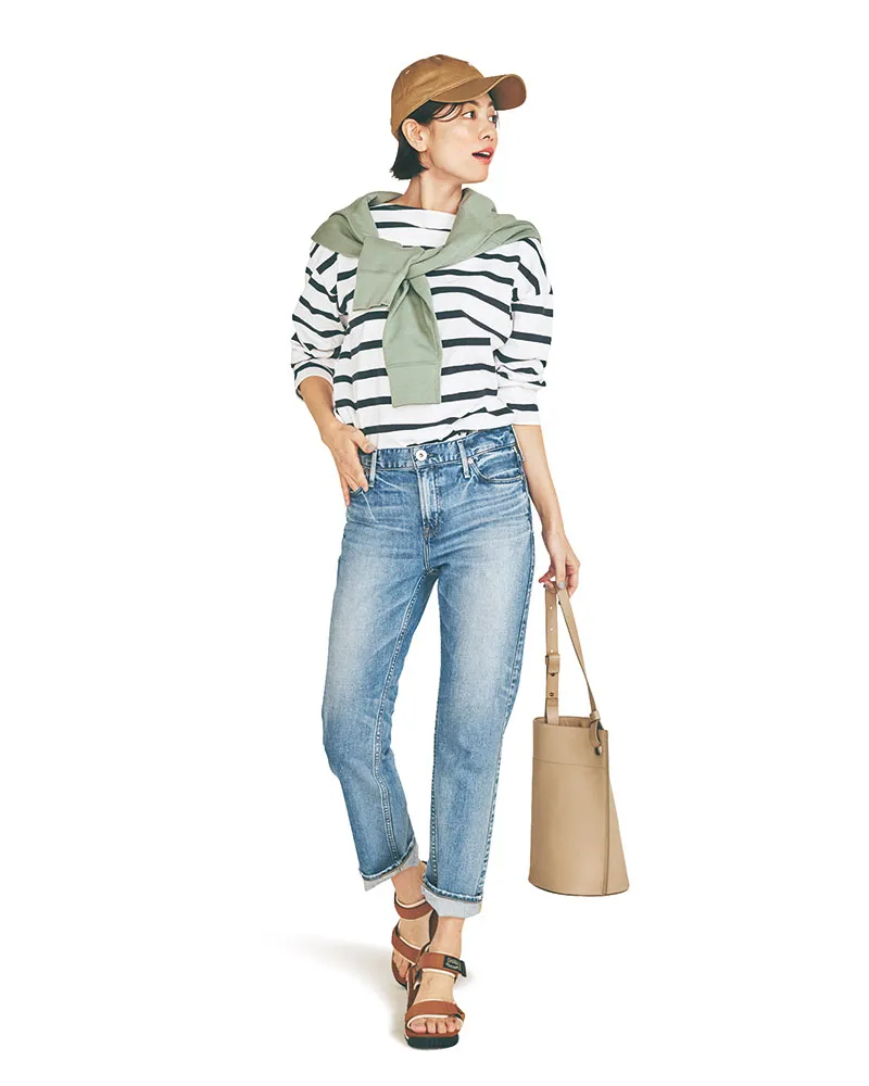 ブラウンのスポサン×ボーダーカットソー×デニム×ミントグリーンのスウェットの大人カジュアルな雨の日デートコーデ