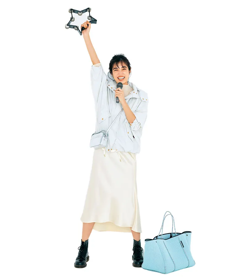 マウンパ×ナロースカート×黒のブーツ×鮮やかブルーのバッグの大人カジュアルな雨の日デートコーデ