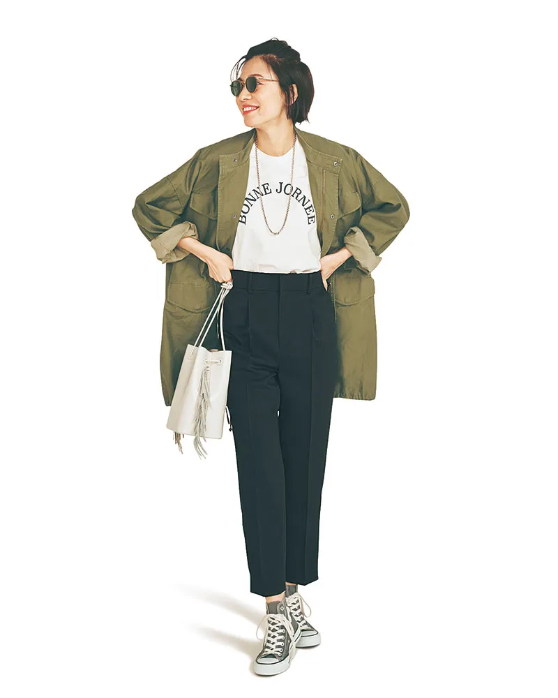 カーキジャケット×黒パンツ×白のロゴTシャツ×スニーカーの大人カジュアルな雨の日デートコーデ