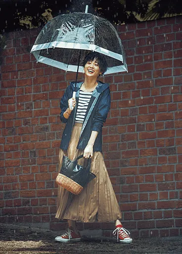 防水ジャケット×プリーツスカートの大人カジュアルな雨の日デートコーデ