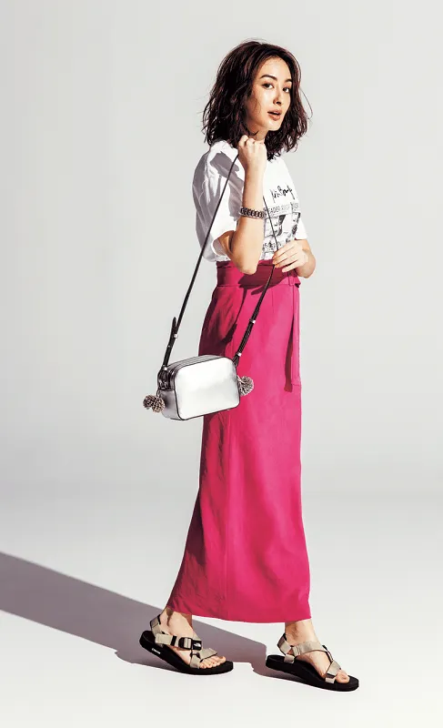 ピンクスカート×スポサン×ロゴTの大人カジュアルな雨の日デートコーデ