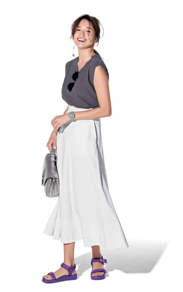 白スカート×グレーTシャツ×パープルスポサンの大人カジュアルな雨の日デートコーデ