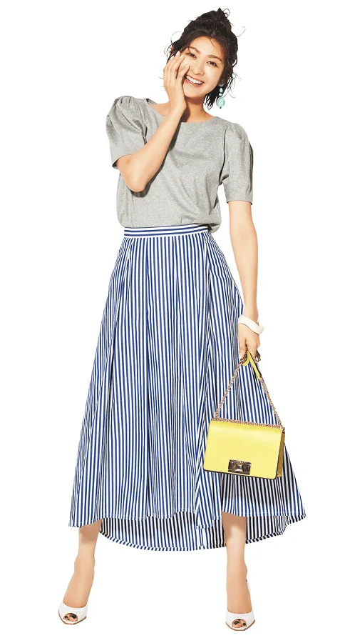 グレーTシャツ × ストライプスカートの大人カジュアルな雨の日デートコーデ