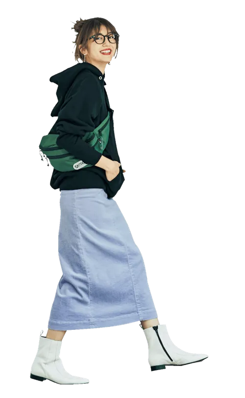 フーディー × デニムスカートの大人カジュアルな雨の日デートコーデ