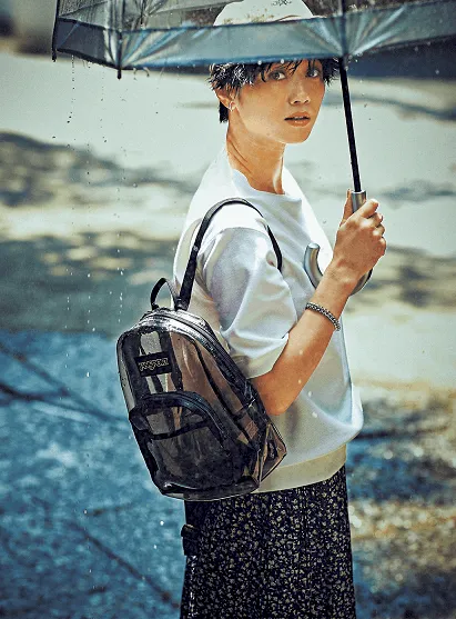 白Tシャツ × PVCバックパックの大人カジュアルな雨の日デートコーデ