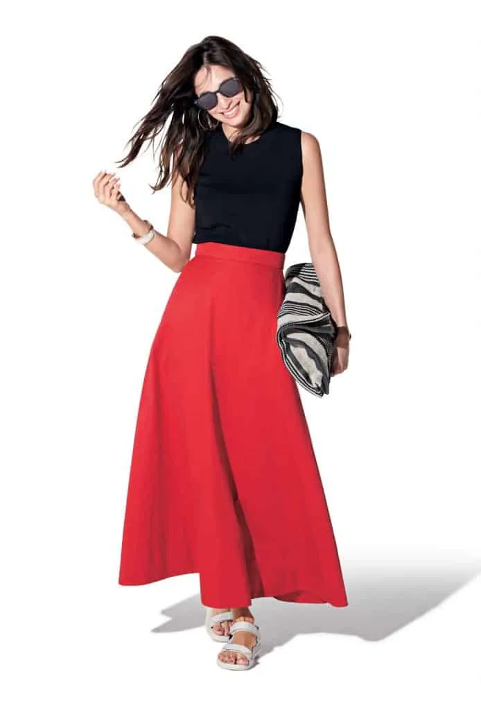 赤スカート × スポーツサンダルの大人カジュアルな雨の日デートコーデ